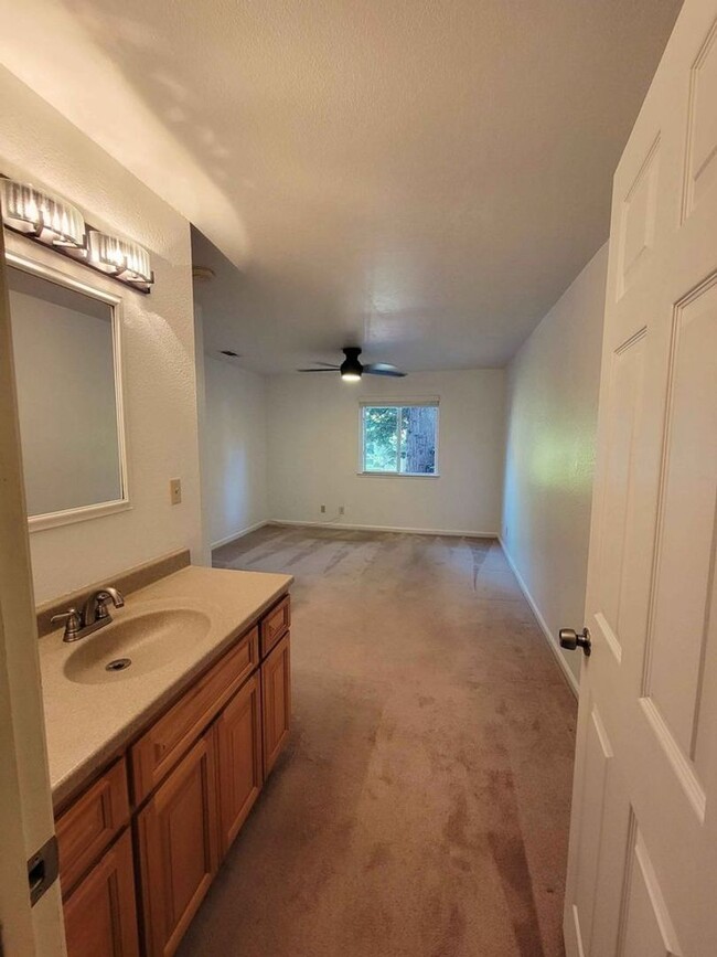 Building Photo - Beautifully updated 2 bedroom condo in des...