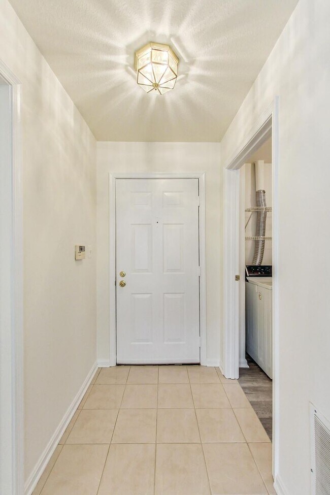 Building Photo - Renovated 2BD/2BA with 1 Reserved Parking ...