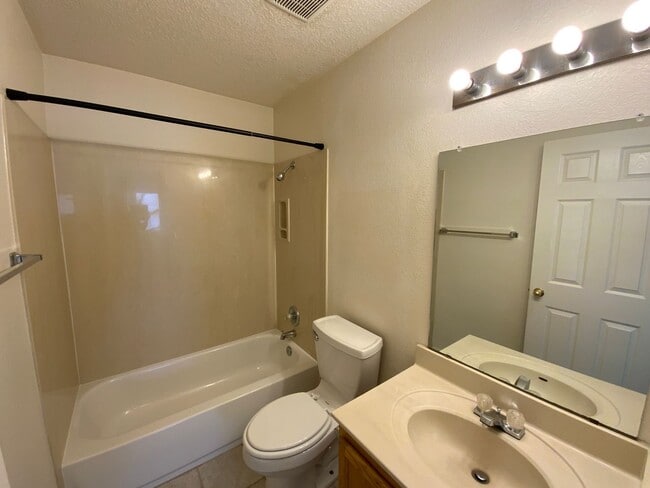 Building Photo - 3 Bedroom Home Available In Gated Communit...