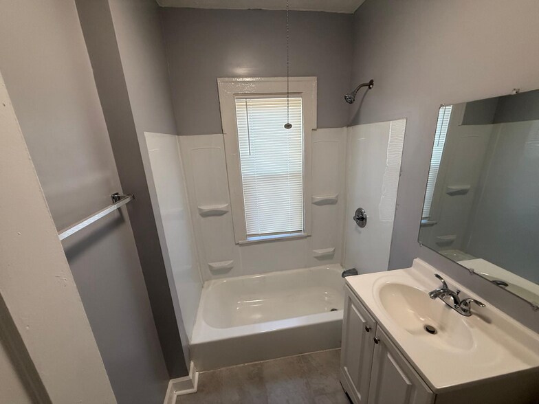 Building Photo - 650 N Lamon Ave