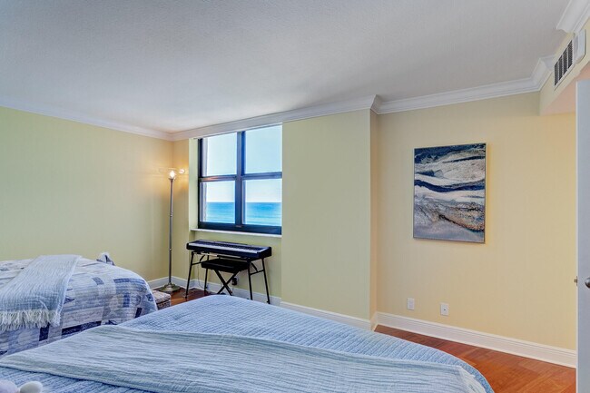 Building Photo - 5420 N Ocean Dr