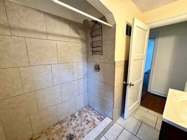 Building Photo - 468 Bob O Link Dr