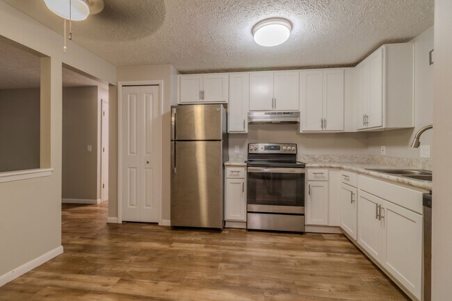 Building Photo - Spacious Dream Apartment — Right Where You...