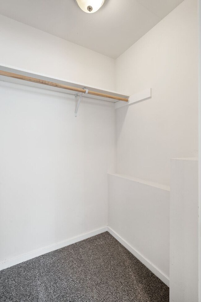 Building Photo - 3027 21st Ave W