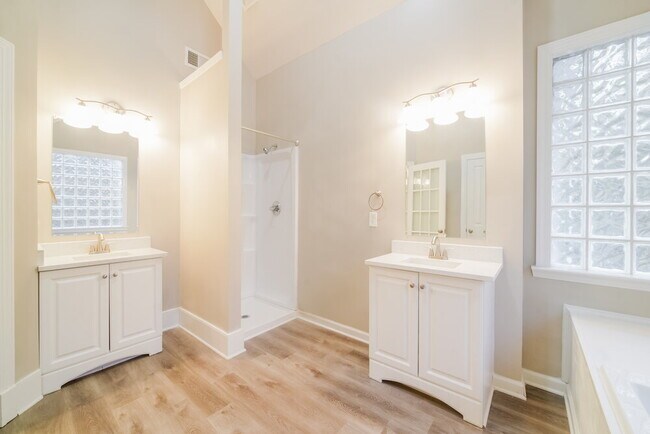 Building Photo - 3073 Essex Dr
