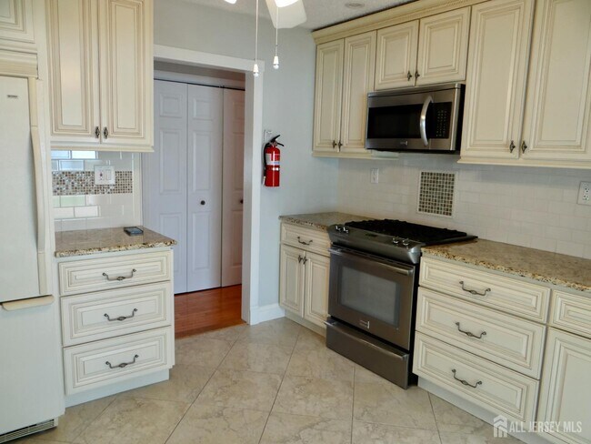 Building Photo - 514 Leawood Ave