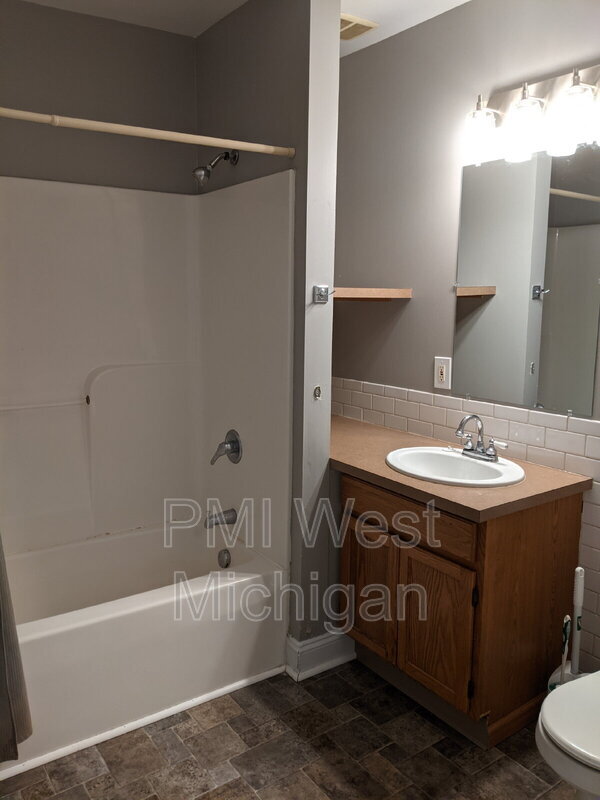 Building Photo - 1530 Quarry Ave NW