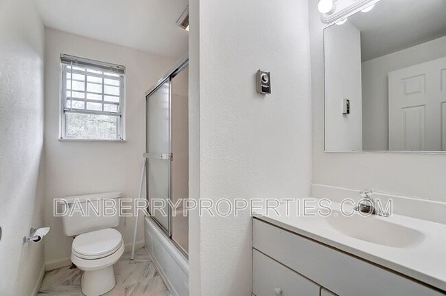 Building Photo - 1006 Ranch Dr