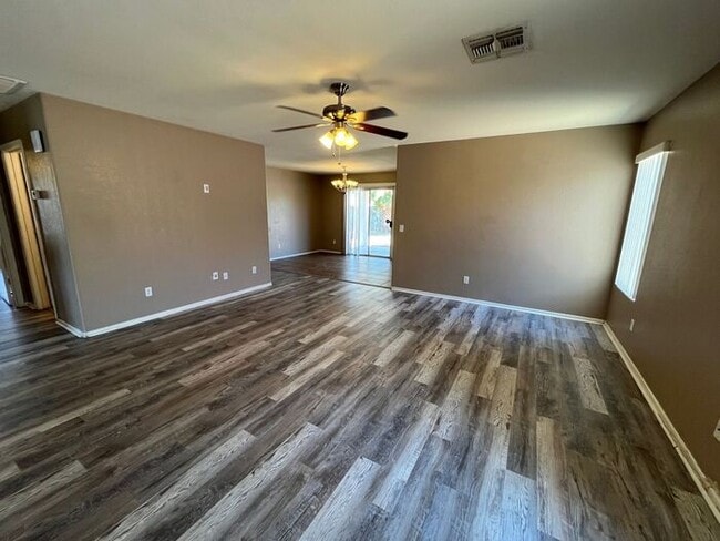 Building Photo - READY TO VIEW NOW! Spacious 3 Bed 2 Bath H...