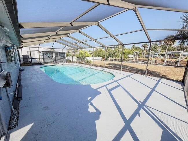 Building Photo - 818 Bayview Dr