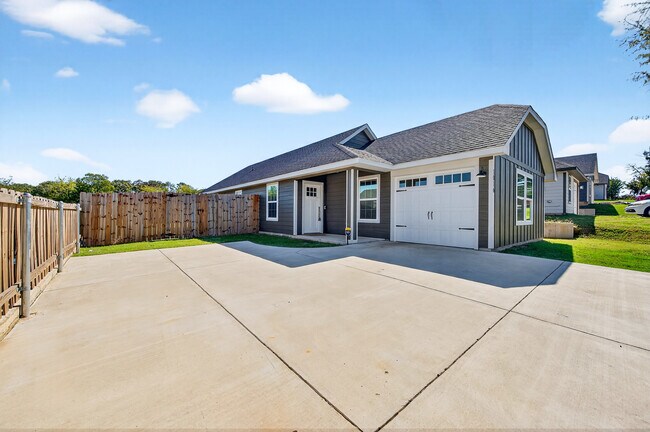 Building Photo - 1016 Ray Dr