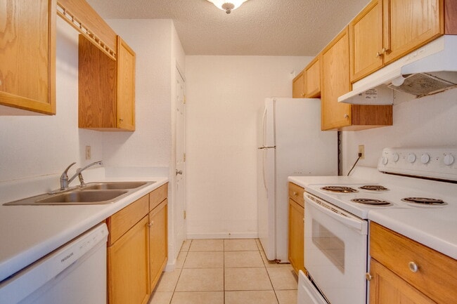 Building Photo - Pet-friendly Spacious Vinyl-Sided 2BR Apartment in Gulf Breeze