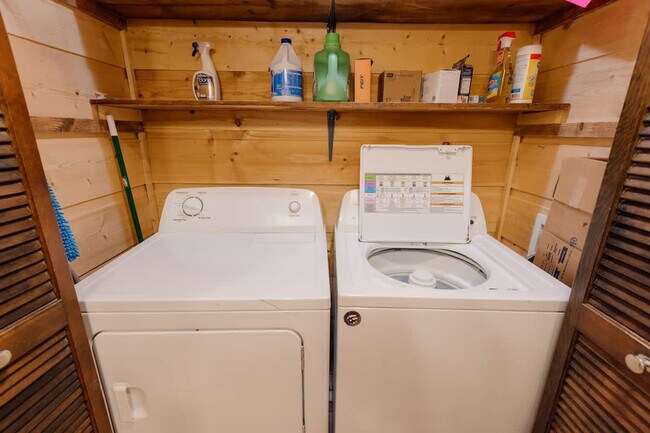 Building Photo - 521 Baywood Dr