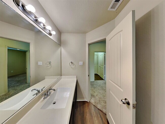 Building Photo - 33217 Wedgewood Dr