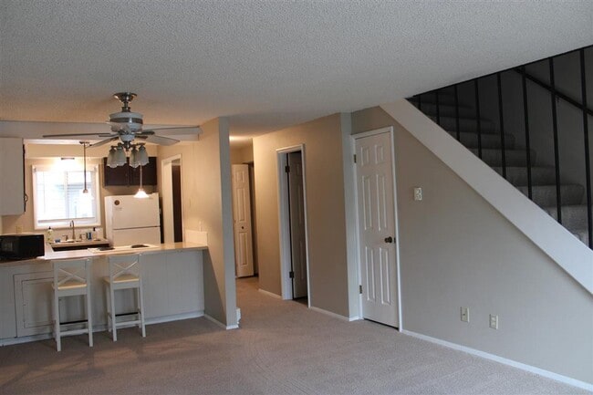 Building Photo - Beautiful 2 Bedroom 1.5 Bathroom Condo!