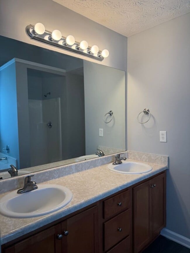 Building Photo - BEAUTIFUL 4BR / 2.5BATH IN HAMPTON!