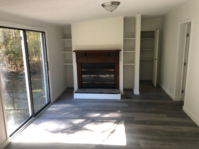 Building Photo - Spacious 3 bed 2 bath house in the greater...
