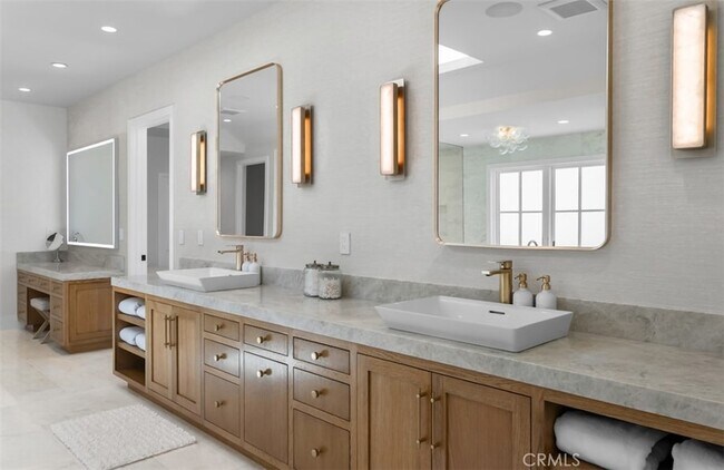 Building Photo - 2401 Bayshore Dr