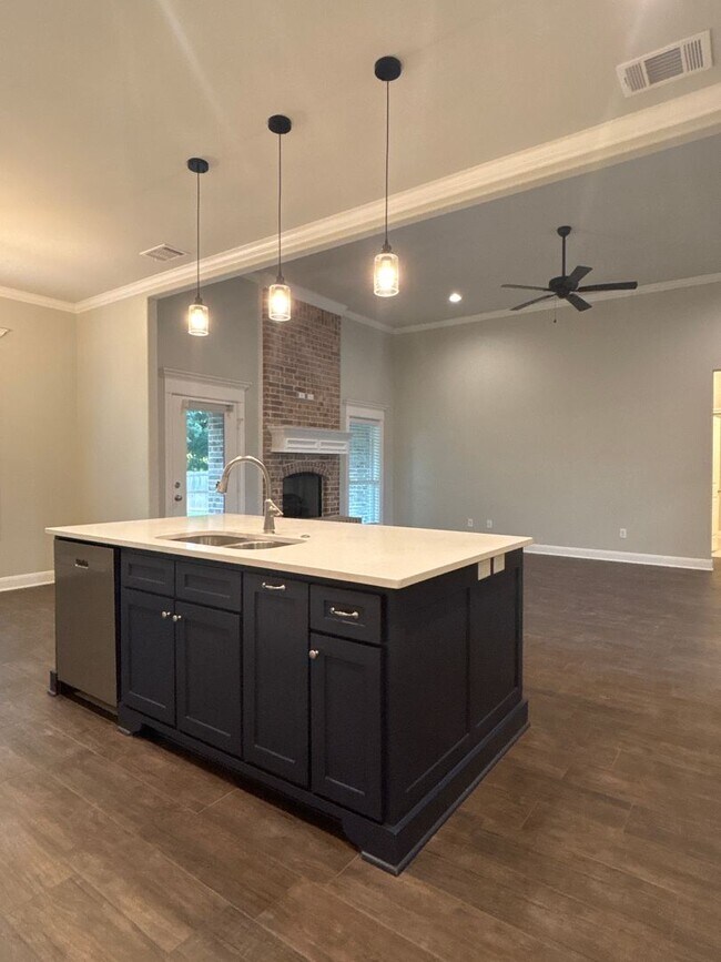 Building Photo - Beautiful South Tyler Rental in Royal Vist...