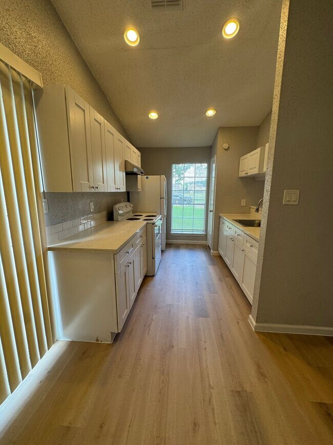 Building Photo - 11217 Pender Ln