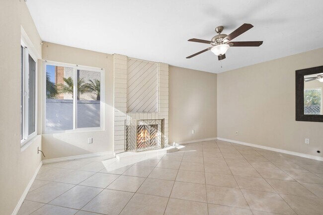 Building Photo - 3 Bedroom 2 Bathroom home available DECEMB...