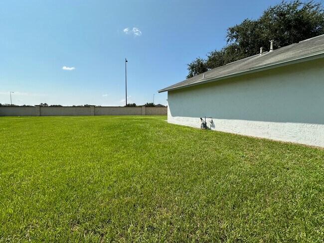 Building Photo - 5200 Lonesome Dove Dr