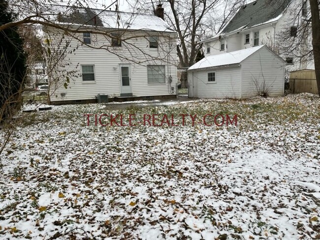 Building Photo - 3 Bedroom, 1 Bath, Central Air, Garage, Fu...