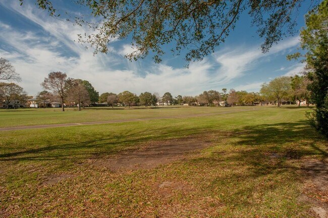 Building Photo - 2218 Green Tee Dr
