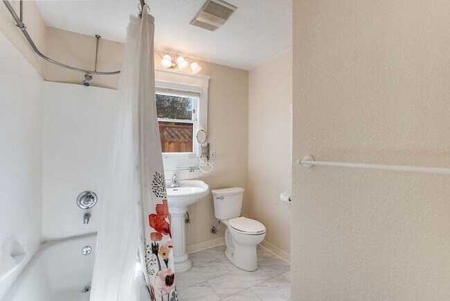 Building Photo - 332 Waverley St