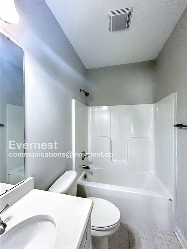 Building Photo - 212 Malvern Dr SW