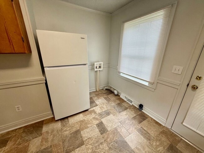Building Photo - Two bedroom, 1 bath house in Burlington