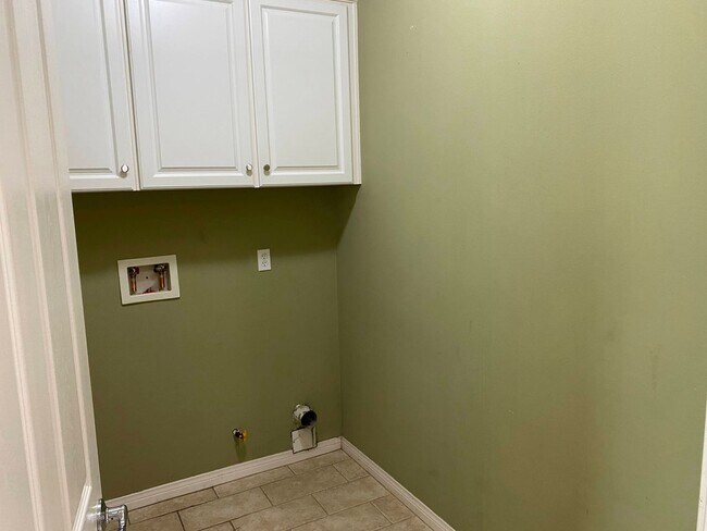 Building Photo - Beautiful Home in Gated Community!