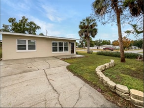 Building Photo - 930 School St