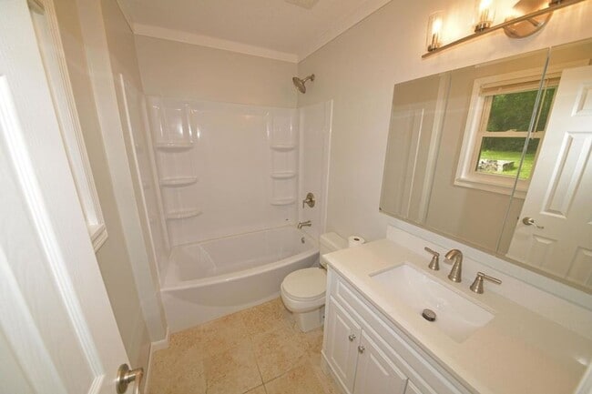 Building Photo - Lovely 2 bedroom / 2 bath right in the mid...