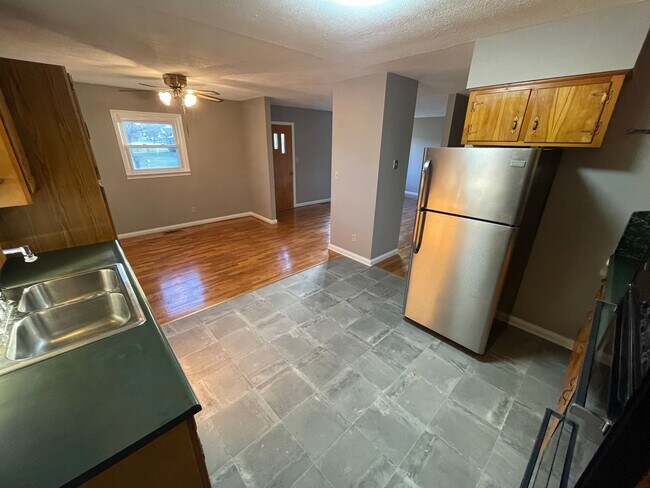 Building Photo - Brick Home w/ Detached Garage For Rent Shelbyville