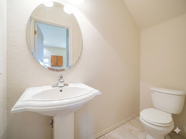 Building Photo - Beautiful 2x2.5 townhouse in NW Crossing! New hickory flooring coming soon!