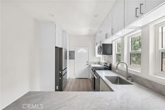 Building Photo - 1530 N Mariposa Ave