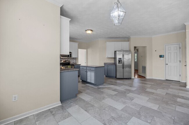 Building Photo - Spacious 5BR Home with Large Backyard in Quiet Chesapeake Neighborhood!