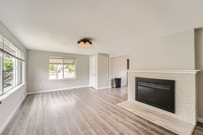 Building Photo - Charming and newly remodeled 4 bed x 2 bat...