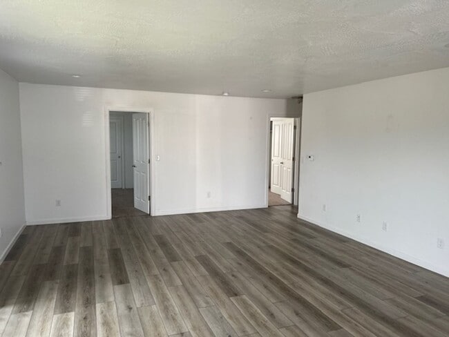 Building Photo - 3 BEDROOM SINGLE LEVEL HOME