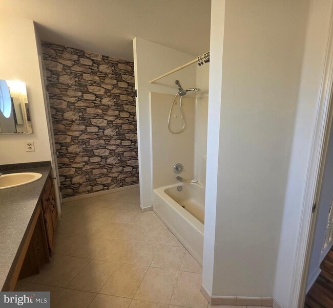 Building Photo - 138 Persimmon St
