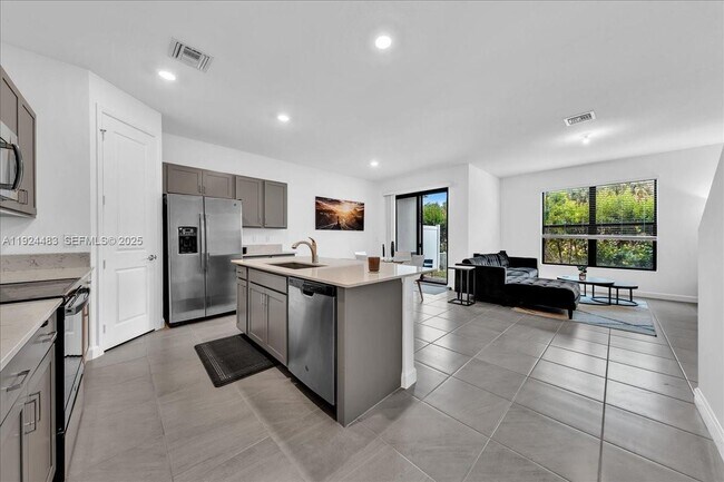 Building Photo - 1004 Willow Pl