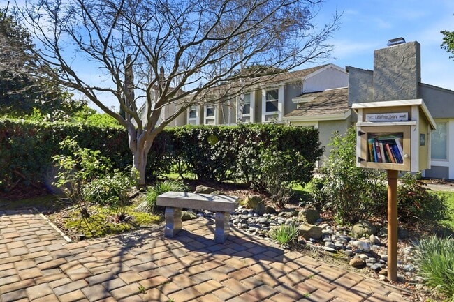 Building Photo - Updated Townhome in Lake Santa Clara HOA