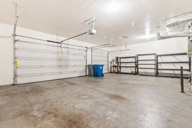 Building Photo - SE BOISE 5BD/3.5BA PLUS OFFICE