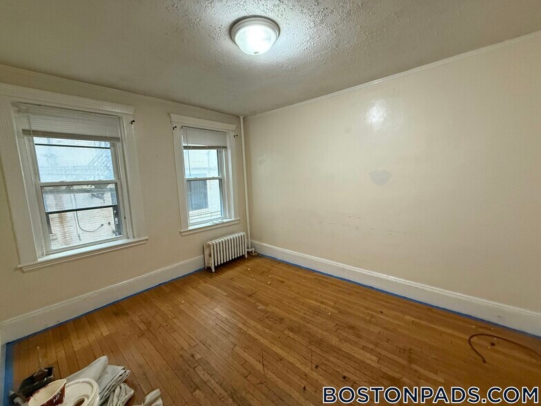 Building Photo - 447 Park Dr