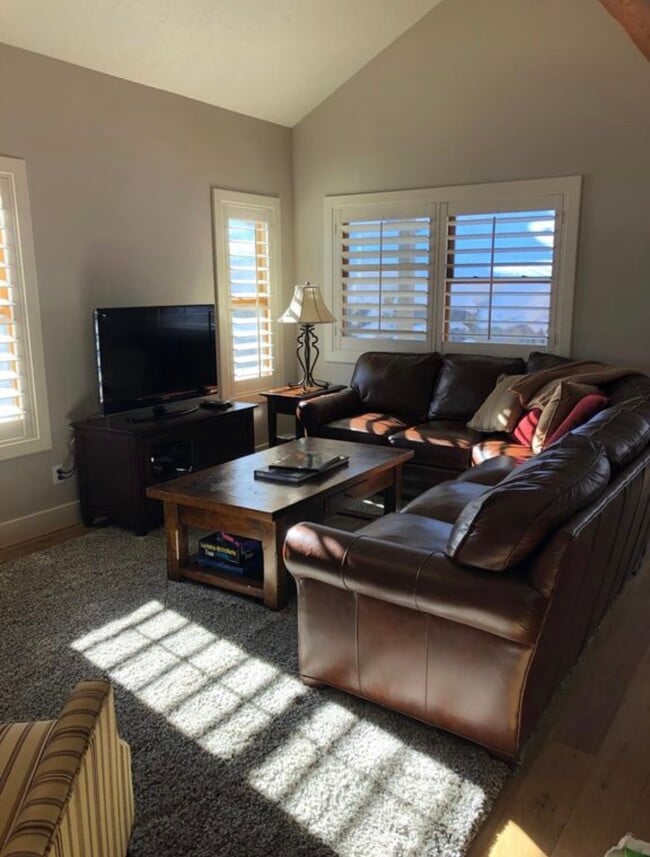 Building Photo - 1975 Paddington Dr