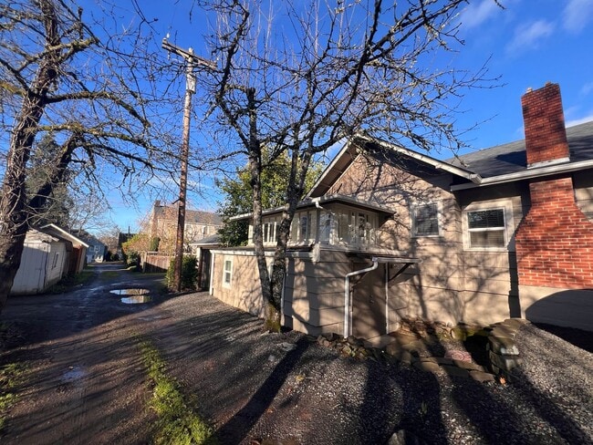 Building Photo - 5BD/2BA Gorgeous Vintage Home