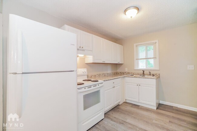 Building Photo - 2389 Hiawatha Park Dr