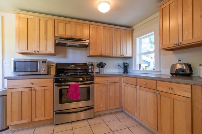 Building Photo - 6406 SE 44th Ave