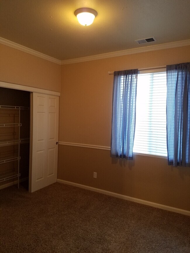 Building Photo - Spacious Single-Story Gem with 4 bedroom, 2 bathroom Near Damonte Ranch!